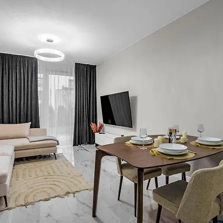 Airport - Private Terrace & Parking - By Rentujemy Apartment *